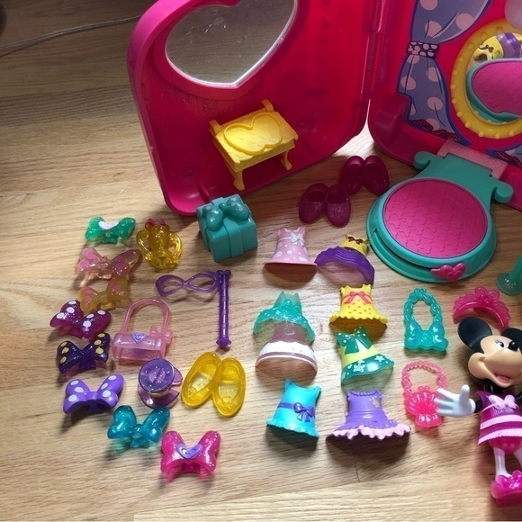 Disney Minnie Mouse Dress Up N Go Bowtique Runway Play Set Snap On Clothes - Picture 5 of 9